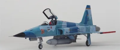 Kitty Hawk 32018 1/32 F-5E (Tiger II) Savaş Uçağı ve 2 Resin Figür Demonte Plastik Maketi