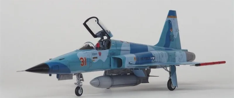 Kitty Hawk 32018 1/32 F-5E (Tiger II) Savaş Uçağı ve 2 Resin Figür Demonte Plastik Maketi